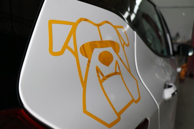 牛头犬Bolt电动汽车的侧面视图，上面有一个黄色的牛头犬图像.